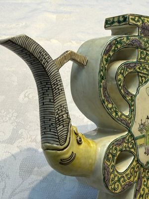 A pair of Chinese verte biscuit 'Shou' wine ewers, 19th C. — foto 14