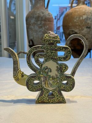 A pair of Chinese verte biscuit 'Shou' wine ewers, 19th C. — foto 16