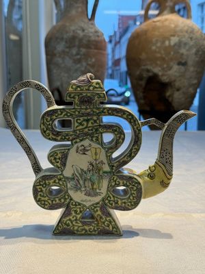 A pair of Chinese verte biscuit 'Shou' wine ewers, 19th C. — foto 18
