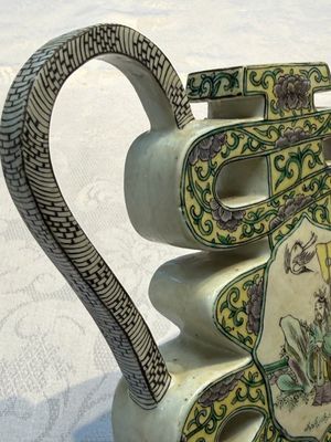 A pair of Chinese verte biscuit 'Shou' wine ewers, 19th C. — foto 25