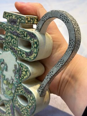 A pair of Chinese verte biscuit 'Shou' wine ewers, 19th C. — foto 26