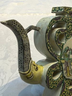 A pair of Chinese verte biscuit 'Shou' wine ewers, 19th C. — foto 28