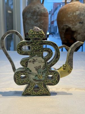 A pair of Chinese verte biscuit 'Shou' wine ewers, 19th C. — foto 3