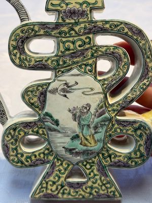 A pair of Chinese verte biscuit 'Shou' wine ewers, 19th C. — foto 10