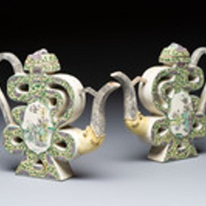 A pair of Chinese verte biscuit 'Shou' wine ewers, 19th C. — foto 1