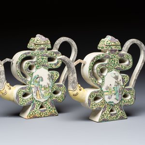 A pair of Chinese verte biscuit 'Shou' wine ewers, 19th C. — foto 2