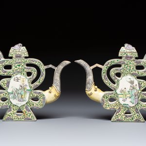 A pair of Chinese verte biscuit 'Shou' wine ewers, 19th C. — foto 3