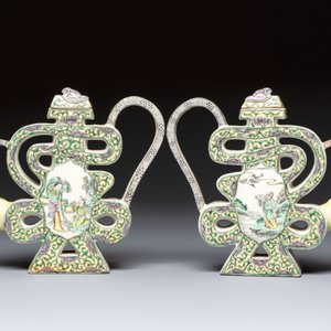 A pair of Chinese verte biscuit 'Shou' wine ewers, 19th C. — foto 5