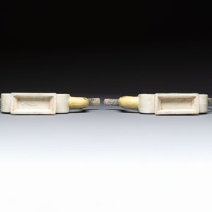 A pair of Chinese verte biscuit 'Shou' wine ewers, 19th C. — foto 8