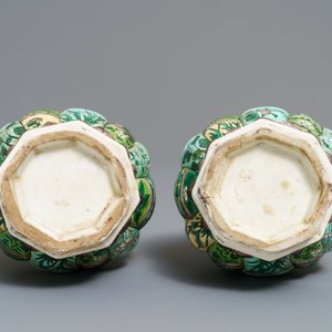 A pair of Chinese verte biscuit vases, Kangxi — 照片 5