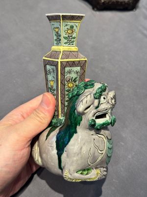 A pair of Chinese verte biscuit vases resting on Buddhist lions, Kangxi — photo 14