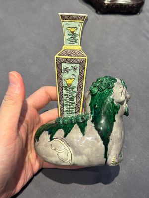A pair of Chinese verte biscuit vases resting on Buddhist lions, Kangxi — photo 15