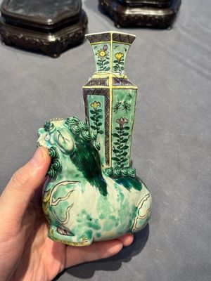 A pair of Chinese verte biscuit vases resting on Buddhist lions, Kangxi — photo 4
