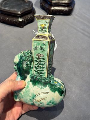 A pair of Chinese verte biscuit vases resting on Buddhist lions, Kangxi — photo 5