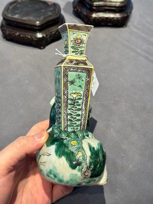 A pair of Chinese verte biscuit vases resting on Buddhist lions, Kangxi — photo 6