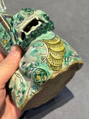 A pair of Chinese verte biscuit vases resting on Buddhist lions, Kangxi — photo 9