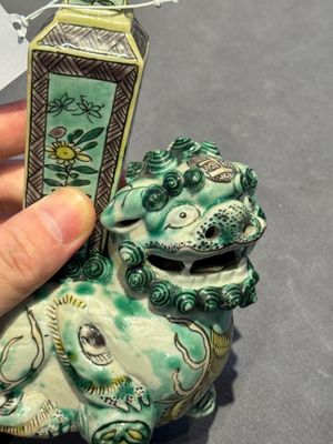 A pair of Chinese verte biscuit vases resting on Buddhist lions, Kangxi — photo 10