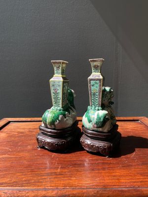 A pair of Chinese verte biscuit vases resting on Buddhist lions, Kangxi — 照片 3