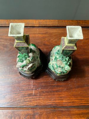 A pair of Chinese verte biscuit vases resting on Buddhist lions, Kangxi — 照片 6