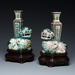 A pair of Chinese verte biscuit vases resting on Buddhist lions, Kangxi — 照片 1