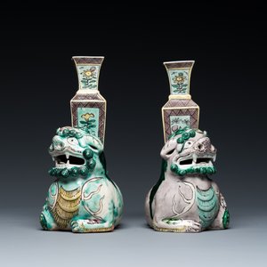 A pair of Chinese verte biscuit vases resting on Buddhist lions, Kangxi — 照片 4