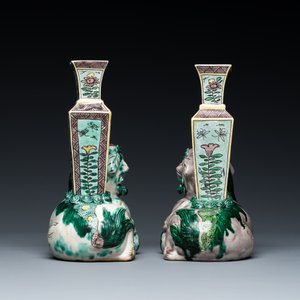 A pair of Chinese verte biscuit vases resting on Buddhist lions, Kangxi — 照片 6
