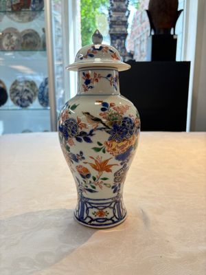A pair of Chinese verte-Imari 'birds among flowering branches' vases and covers, Kangxi — photo 1