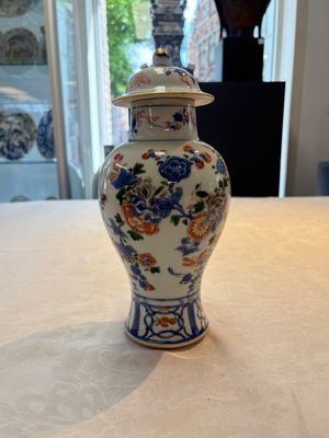 A pair of Chinese verte-Imari 'birds among flowering branches' vases and covers, Kangxi — photo 12