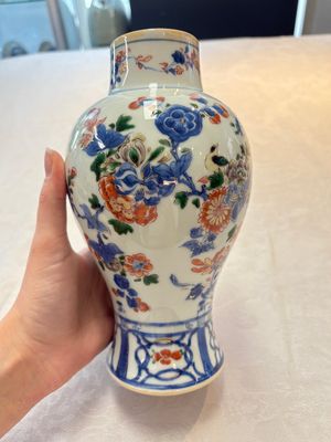 A pair of Chinese verte-Imari 'birds among flowering branches' vases and covers, Kangxi — photo 13