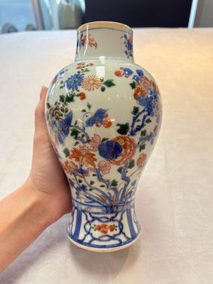 A pair of Chinese verte-Imari 'birds among flowering branches' vases and covers, Kangxi — photo 14
