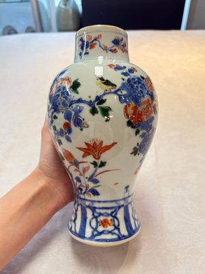 A pair of Chinese verte-Imari 'birds among flowering branches' vases and covers, Kangxi — photo 15
