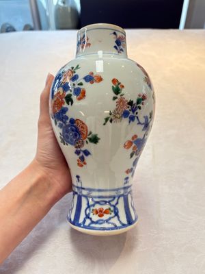A pair of Chinese verte-Imari 'birds among flowering branches' vases and covers, Kangxi — photo 16
