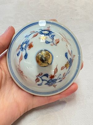 A pair of Chinese verte-Imari 'birds among flowering branches' vases and covers, Kangxi — photo 19