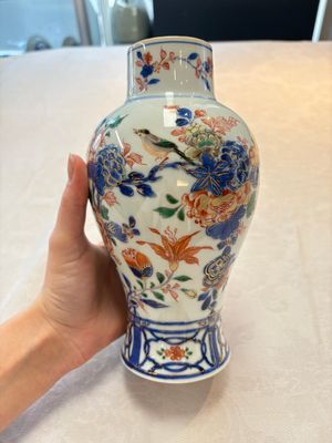 A pair of Chinese verte-Imari 'birds among flowering branches' vases and covers, Kangxi — photo 2