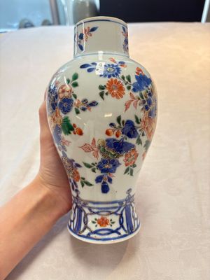 A pair of Chinese verte-Imari 'birds among flowering branches' vases and covers, Kangxi — photo 3