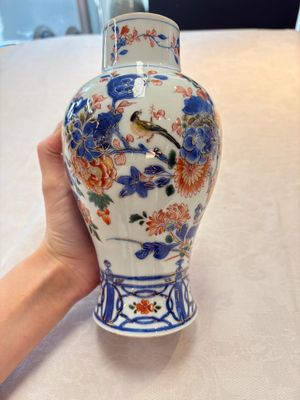 A pair of Chinese verte-Imari 'birds among flowering branches' vases and covers, Kangxi — photo 4