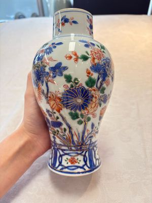 A pair of Chinese verte-Imari 'birds among flowering branches' vases and covers, Kangxi — photo 5