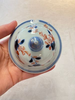 A pair of Chinese verte-Imari 'birds among flowering branches' vases and covers, Kangxi — photo 8