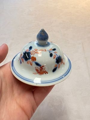 A pair of Chinese verte-Imari 'birds among flowering branches' vases and covers, Kangxi — photo 9