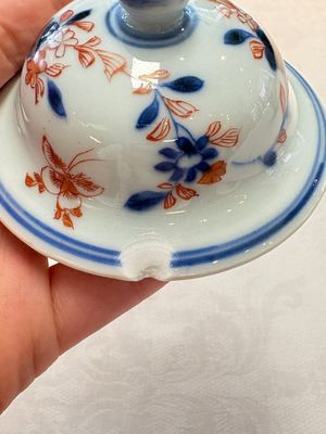 A pair of Chinese verte-Imari 'birds among flowering branches' vases and covers, Kangxi — photo 10