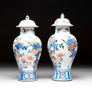 A pair of Chinese verte-Imari 'birds among flowering branches' vases and covers, Kangxi — photo 1