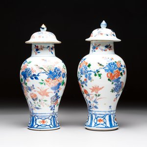 A pair of Chinese verte-Imari 'birds among flowering branches' vases and covers, Kangxi — photo 2