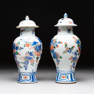 A pair of Chinese verte-Imari 'birds among flowering branches' vases and covers, Kangxi — photo 3