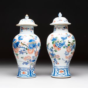 A pair of Chinese verte-Imari 'birds among flowering branches' vases and covers, Kangxi — photo 4