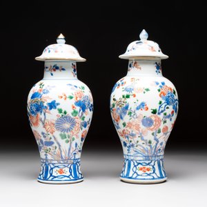 A pair of Chinese verte-Imari 'birds among flowering branches' vases and covers, Kangxi — photo 5