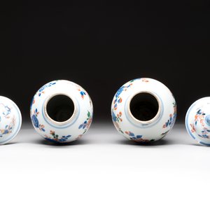 A pair of Chinese verte-Imari 'birds among flowering branches' vases and covers, Kangxi — photo 6