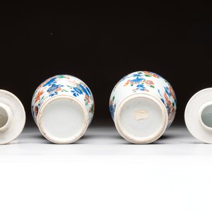A pair of Chinese verte-Imari 'birds among flowering branches' vases and covers, Kangxi — photo 7