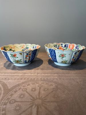 A pair of Chinese verte-imari bowls with floral design, Kangxi — foto 1