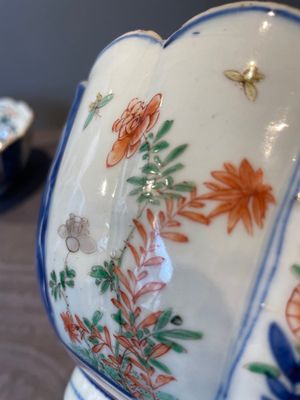 A pair of Chinese verte-imari bowls with floral design, Kangxi — foto 15