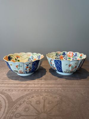 A pair of Chinese verte-imari bowls with floral design, Kangxi — foto 3